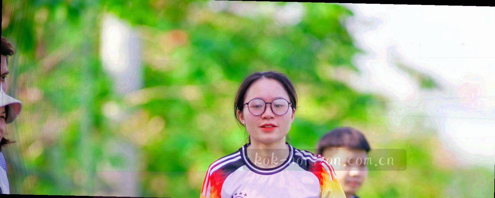 夜间体育场馆灯带与看台轮廓构成的赛场氛围图